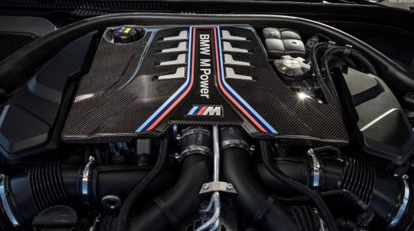 Максимална мощност: 626 конски сили

От всички невероятно бързи седани, които BMW е произвел, M5 CS е крал сред гигантите. Голяма част от неговия успех е брилянтният V8 двигател с туин турбо, който го прави един от най-мощните BMW седани, излизали от фабриките на компанията.

BMW M е едно от най-звездните дивизии в света и M5 CS е несъмнено неговият магнум опус. Задвижването, което стои в сърцето на този звяр, е потенциално едно от най-добрите задвижвания в света и помага на M5 CS да изпревари времето си, за да се превърне в абсолютна икона.
